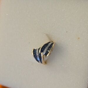 14KT ring in yellowgold with channelset sapphires ring in a crisscross design